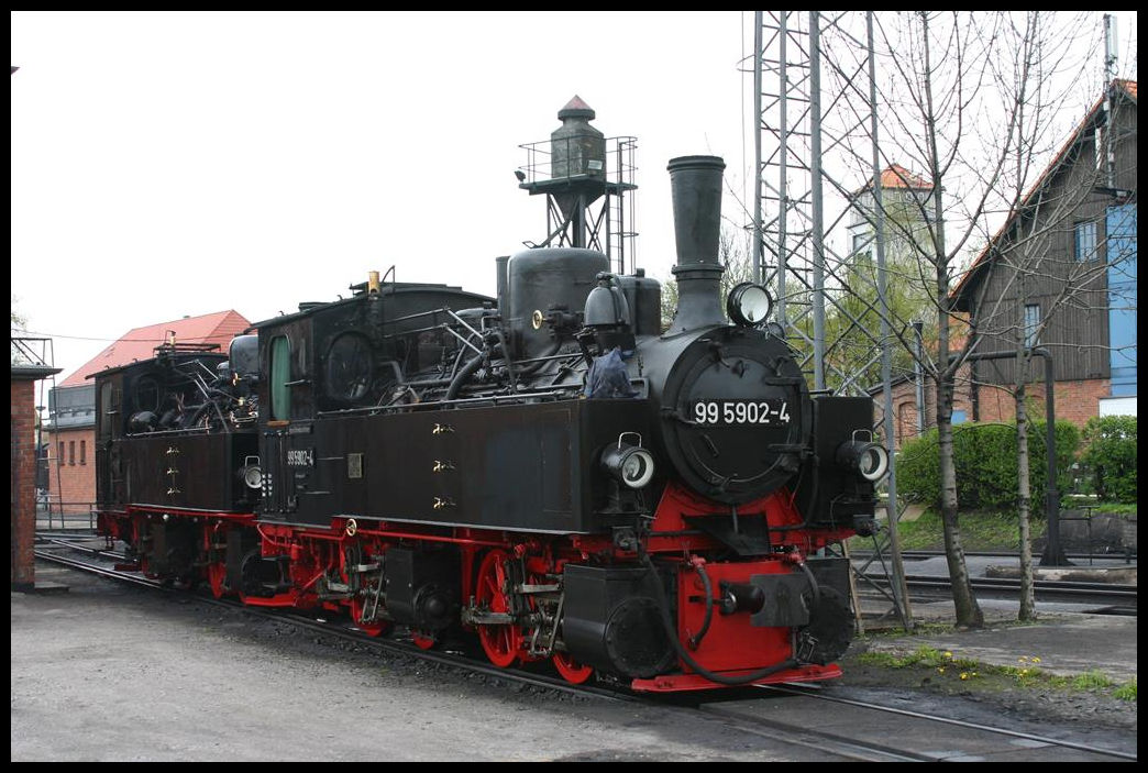 Kalt standen die beiden alten Damen der HSB am 24.4.2005 im BW Wernigerode.
Vorn sehen wir 995902 und dahinter 995901.