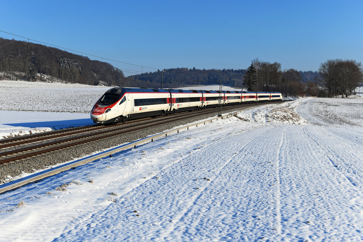 Kalt war es am Morgen des 12. Februars 2021, was man auch am Frost auf der Front des Astoro-Triebzuges 503 011 erkennen kann. Dieser verkehrte als ECE 196 nach Zürich HB und konnte bei Kottgeisering noch ziemlich am Anfang seiner Reise aufgenommen werden. 