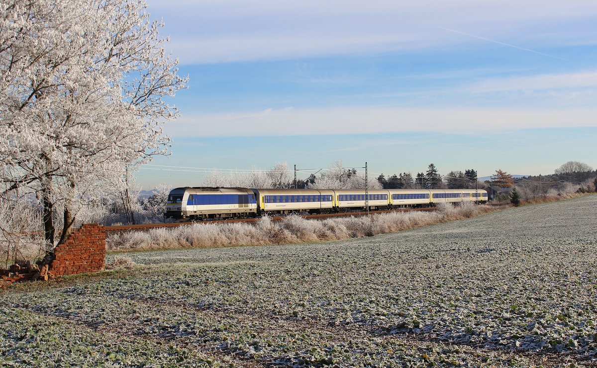 Kalt war die Nacht am 04.12.16! Die MRB fuhr mit einer Ersatz-Garnitur als RE 26970 mit 223 055. Hier zu sehen an der Schöpsdrehe bei Plauen/V.