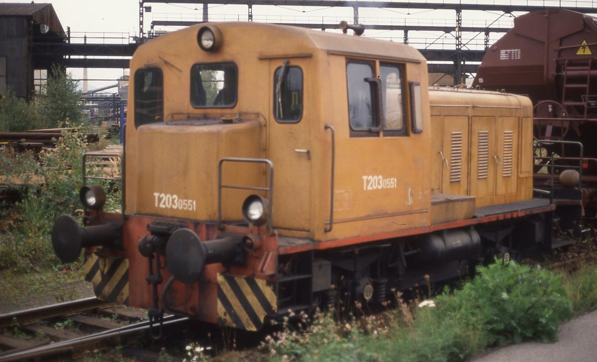 Kaluga Klein Diesellok der CSD noch mit alter Nummer T 2030551 
am 7.10.1992 im Depot Ceska Lipa.