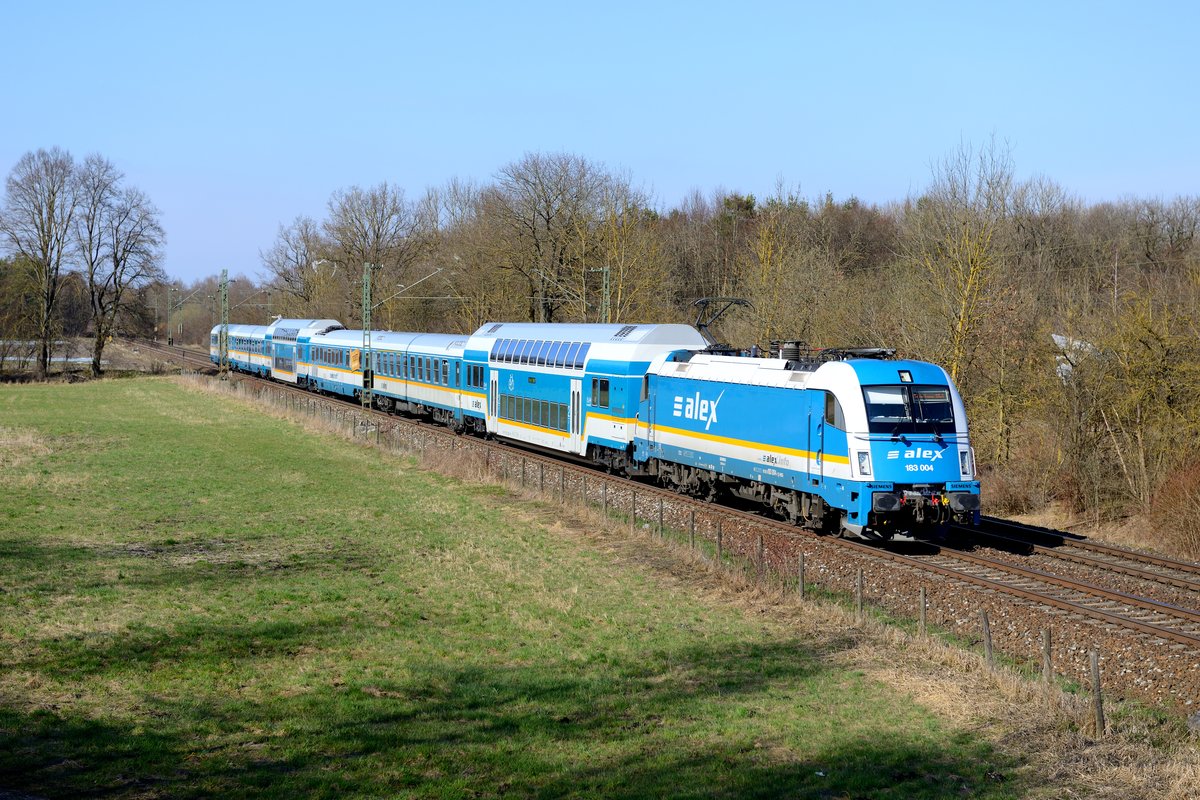  Kamelbuckel  auf der KBS 930: Am 07. April 2015 waren im Zugverband des ALX 84115 nach München HBF gleich zwei Doppelstockwagen eingereiht. Üblich ist nur ein Exemplar. Im Korbinianholz bei Oberschleißheim gelang diese Aufnahme, Zuglok war 183 004.
 