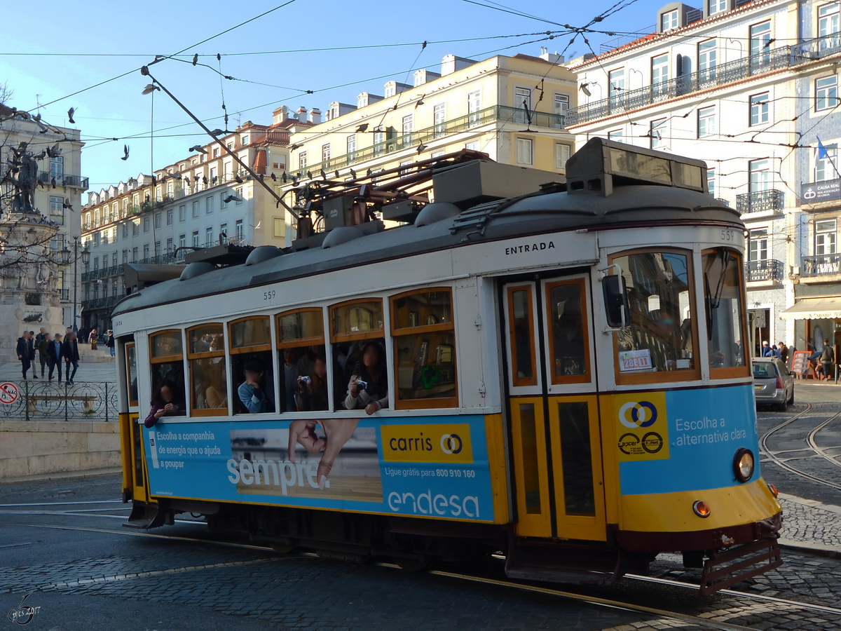 Kameras bereit? Asiatische Touristen nutzen einen im Steckenverkehr eingesetzten Remodelado für eine Stadtrundfahrt. (Lissabon, Januar 2017)