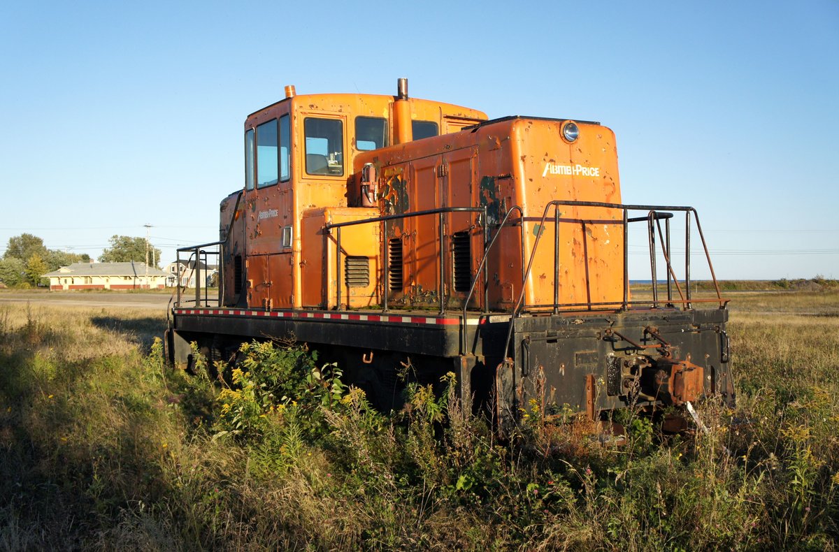 Kanada / Québec: Abitibi-Price (ehemaliger Zellstoff- und Papierhersteller) - Lok, abgestellt im Bahnhof von Chandler (Québec) in Kanada. Bahnstrecke Matapédia - Gaspé. Aufgenommen im September 2014.