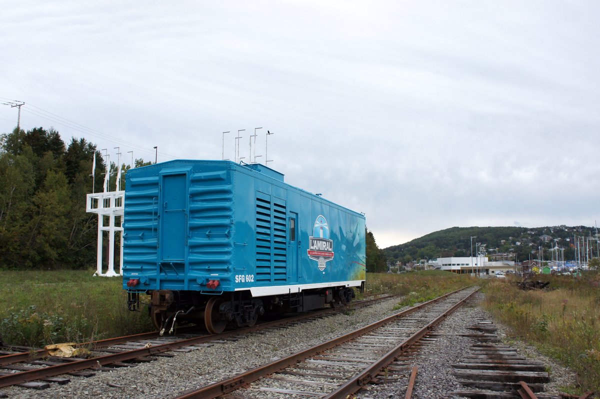 Kanada / Québec: SFG Rail (Société de chemin de fer de la Gaspésie / Gaspe Railway Company) / Scenic Train l'Amiral: Abgestellter Wagen des Touristenzuges  l'Amiral . Im Hintergrund der Bahnhof von Gaspé, dem gleichzeizigen Bahnstreckenende. Bahnstrecke Matapédia - Gaspé. Aufgenommen im September 2014.
