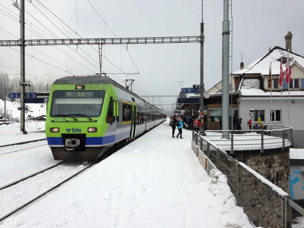 Kandersteg, 05.01.2014, 11.42 Uhr. Heute verkehrte wieder einmal ein NINA anstelle eines Ltschbergers von Bern-Ltschberg-Brig. RABe 525 019 und RABe 535 114 als RE 3173.
