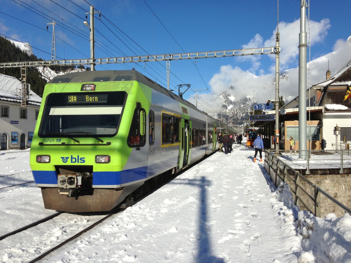 Kandersteg, 05.01.2014, 13.12 Uhr. Mittlerweile ist die Sonne hervorgekommen, der NINA 019 und der Ltschberger 114 fuhren in der Zwischenzeit nach Brig und zurck. Im Bild warten die beiden Pendel als RE 3268 auf die Abfahrt zurck nach Bern.