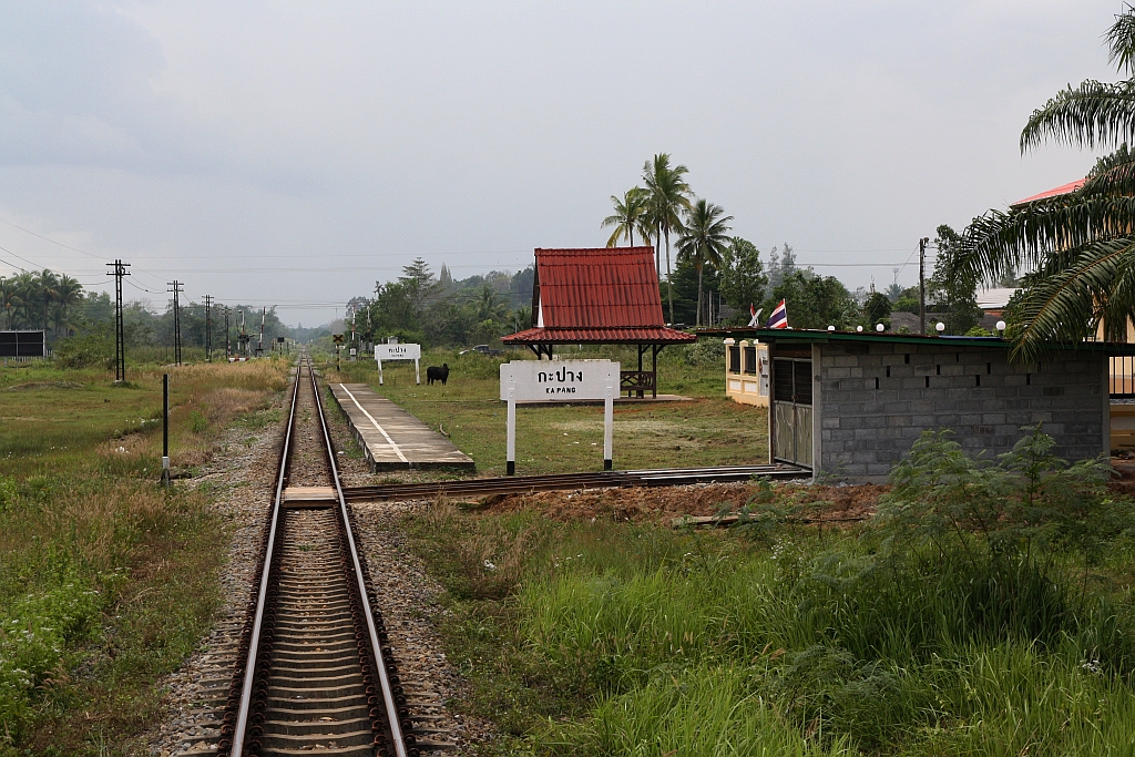 Kapang Station am 10.Jänner 2023, aufgenommen durch die Stirnwandtüre des letzten Wagen des RAP 168 (Kantang - Bangkok).