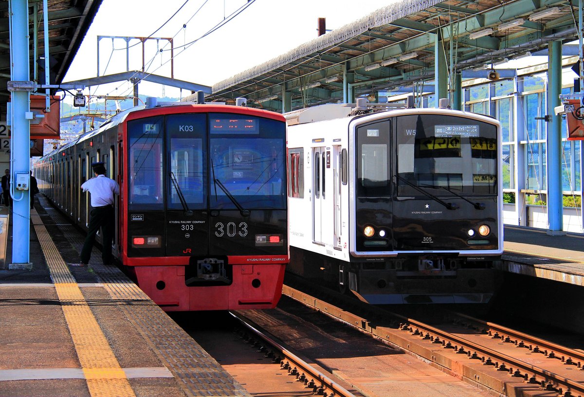 Karatsu Bahnhof, mit einem älteren Zug Serie 303 (Nr. 3) und einem neuen Zug Serie 305 (Nr.5). Zug 303-3 kommt von der U-Bahn der Stadt Fukuoka her, Zug 305-5 wird die schöne Nordküste entlang fahren und schliesslich via U-Bahn den Flughafen Fukuoka erreichen. 4.Mai 2016 