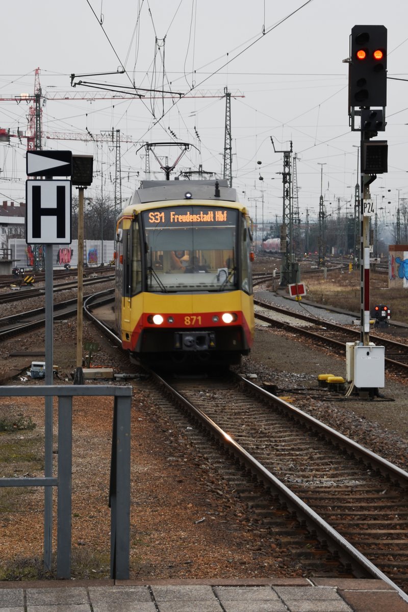 KARLSRUHE, 29.02.2016, Wagen 871 als S31 nach Freudenstadt Hbf bei der Einfahrt in den Hauptbahnhof