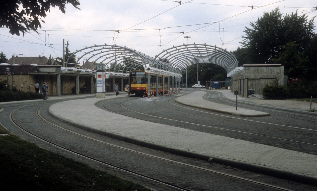 Karlsruhe AVG SL A Albtalbahnhof im Juli 1988: Der GT6-80C (Waggon Union 1984) hält auf Gleis 2.