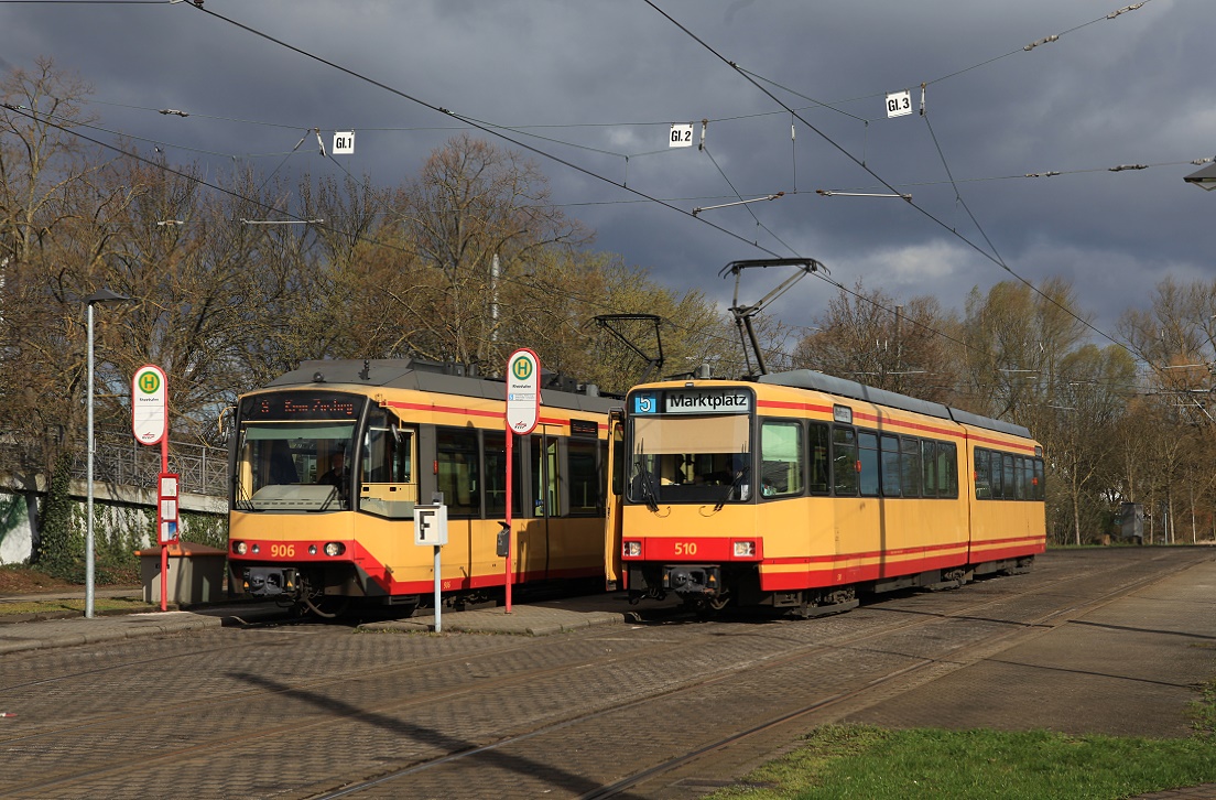 Karlsruhe Tw 906 und 510 an der Endstelle Westhafen, 01.04.2015.