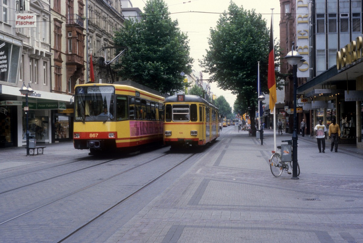 Karlsruhe VBK SL 2 (DÜWAG-GT8-80C 867) / SL 1 (DWM-GT8 106) Kaiserstrasse am 26. Juni 1993.