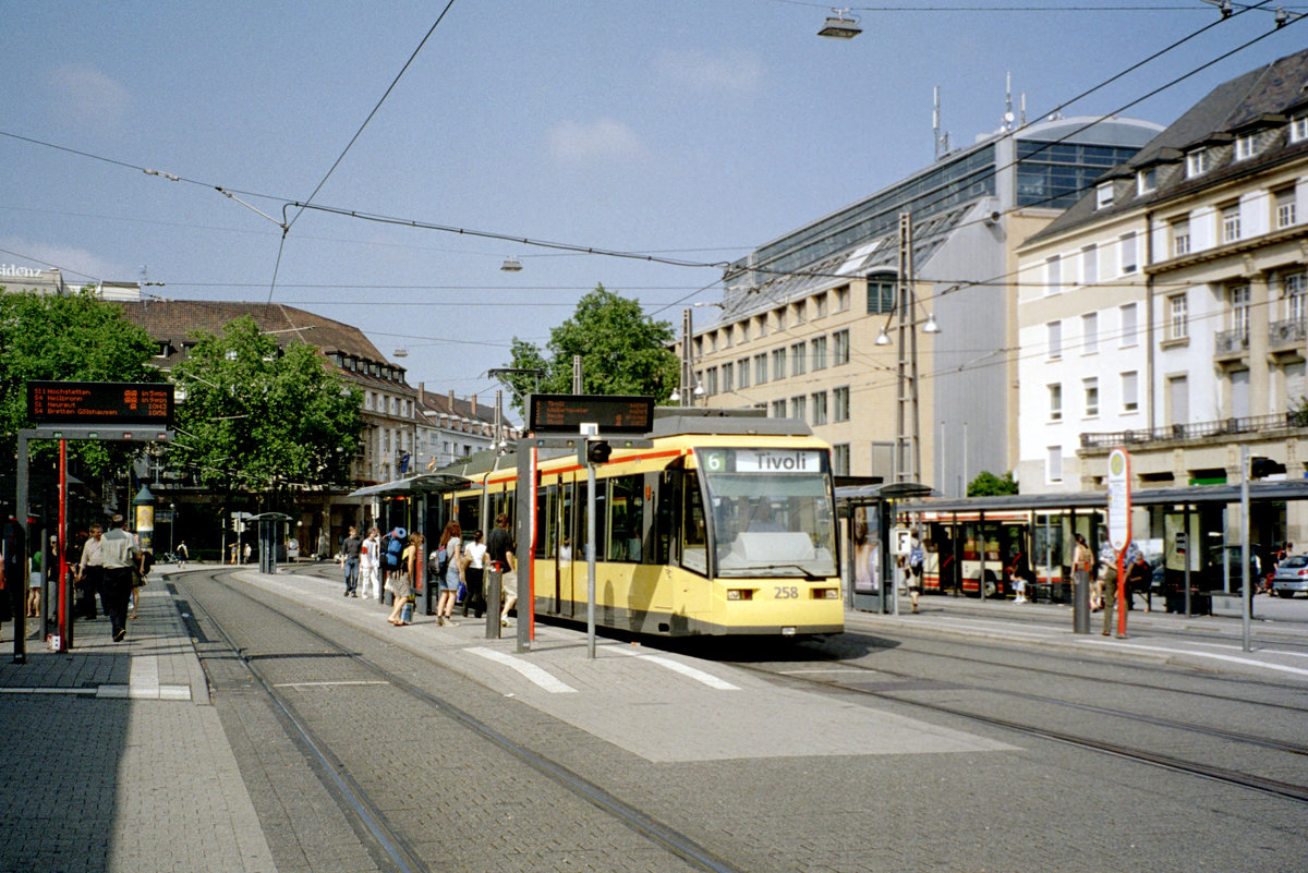 Karlsruhe VBK SL 6 (GT6-70D/N 258) Bahnhofplatz / Hauptbahnhof am 29. Juli 2006. - Scan eines Farbnegativs. Film: Kodak FB 200-6. Kamera: Leica C2.