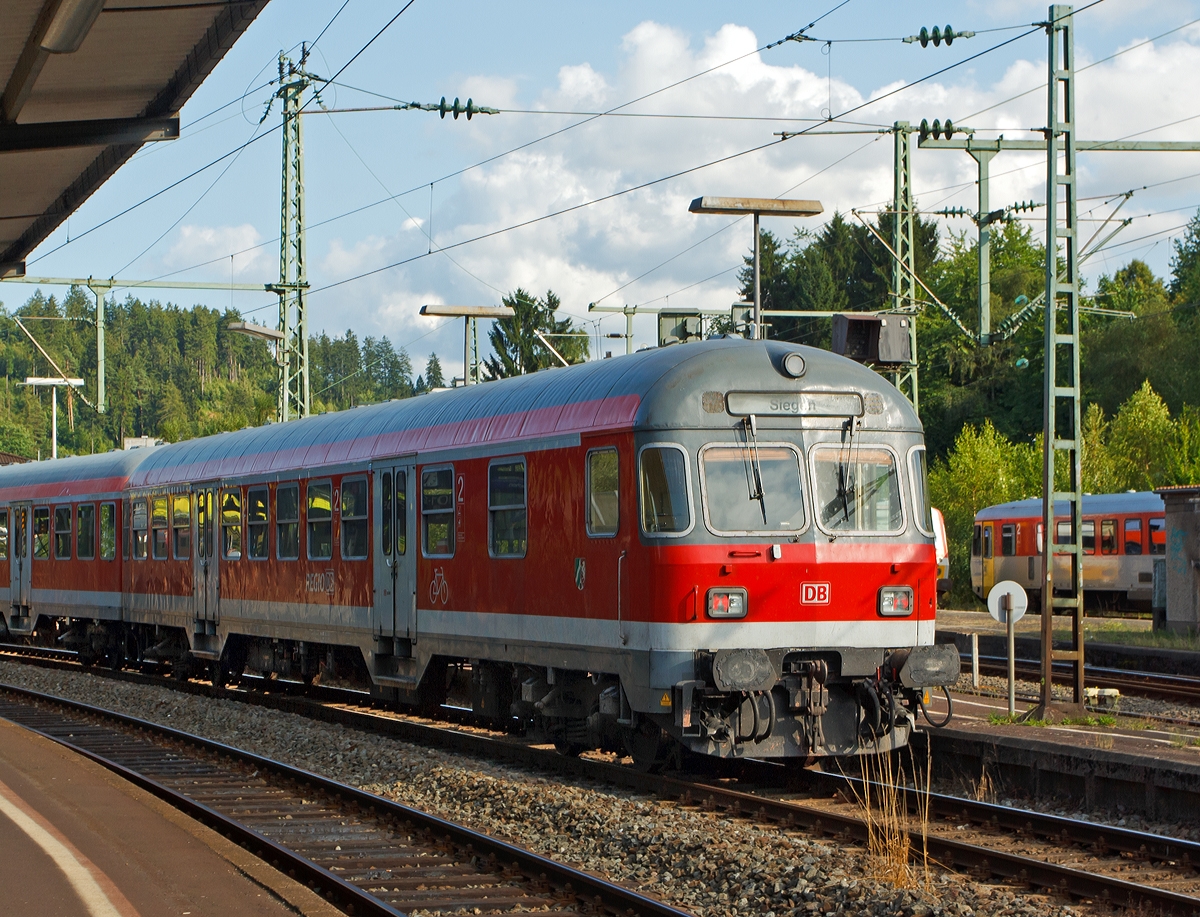 Karlsruher Steuerwagen (2. Klasse DB Nahverkehrs-Steuerwagen mit Fahrradabteil) Bnrdzf 463.1, Betriebsnummer: D-DB  50 80 82-34 102-7 am 19.08.2013 im Bahnhof Betzdorf/Sieg, hier als Zugschluss des RE 9 nach Siegen.

Technische Daten:
Zulssige Hchstgeschwindigkeit: 140km/h
Lnge ber Puffer: 26,4 m
Leergewicht: 33.000 kg