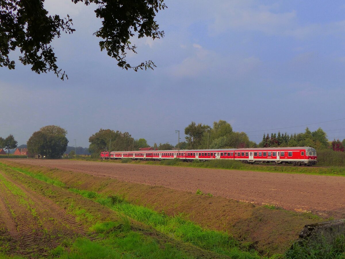 Karlsruher-Steuerwagen mit einer 111 am Zugschluss  flüchtet  am ehem. Bk. Deves bei Salzbergen vor einem Gewitter in Richtung Rheine, 02.10.2014