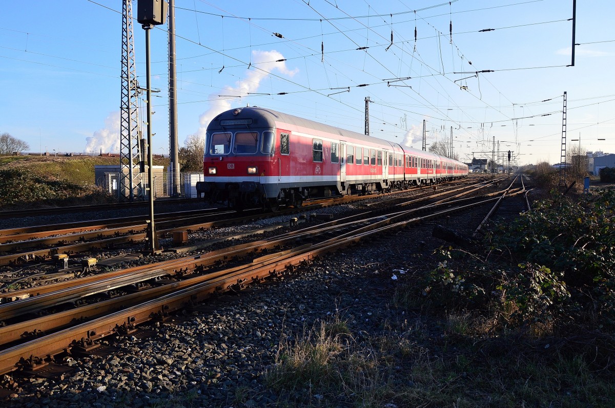 Karlsruher Steuerwagen voraus kommt ein RE8-Verstärkerzug nach Kaldenkirchen aus dem Bahnhof Grevenbroich gefahren. 11.3.2015