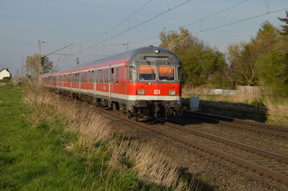 Karlsruher voraus kommt am Abend des 20.4.2015 ein RE4-Verstärkerzug gen Aachen gefahren, hier ist er in Herrath zu sehen.