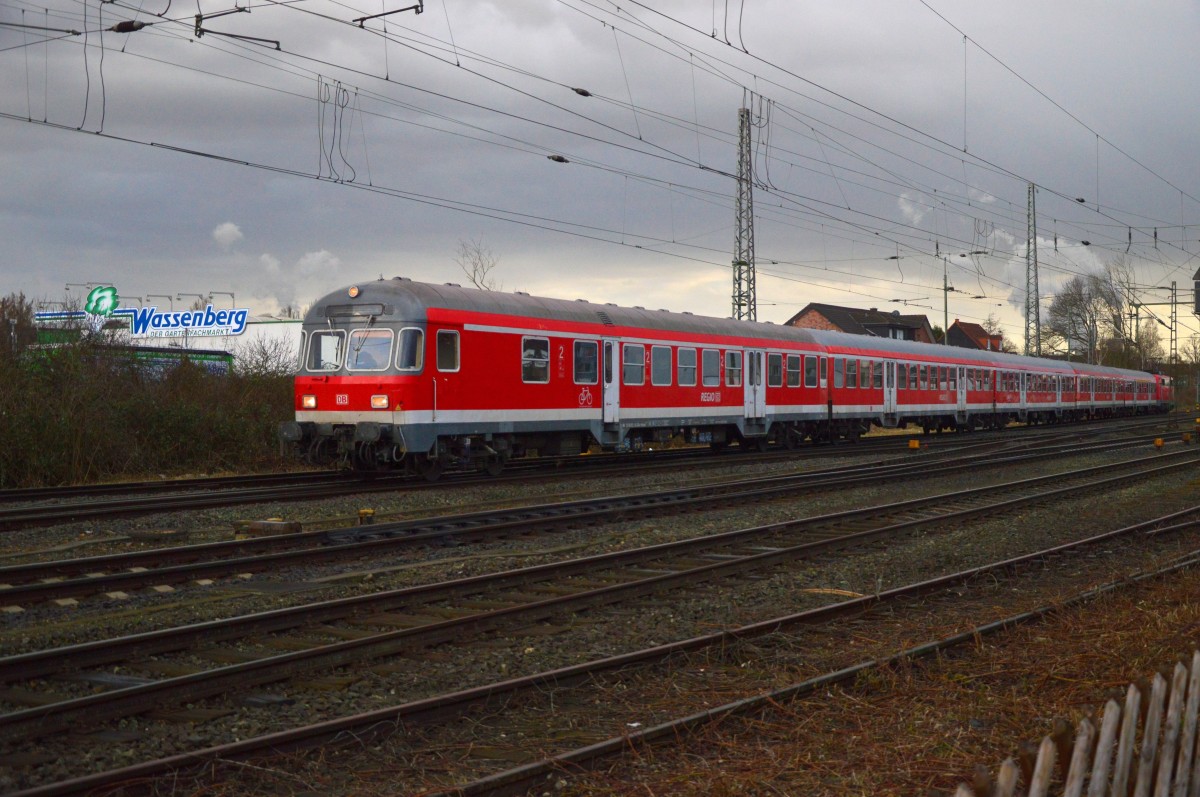Karlsruher voraus kommt ein RE8 Verstärkerzug nach Kaldenkirchen aus dem Bahnhof Grevenbroich ausgefahren, geschoben wird der Zug von der 111 112 am heutigen Mittwoch den 2.3.2016