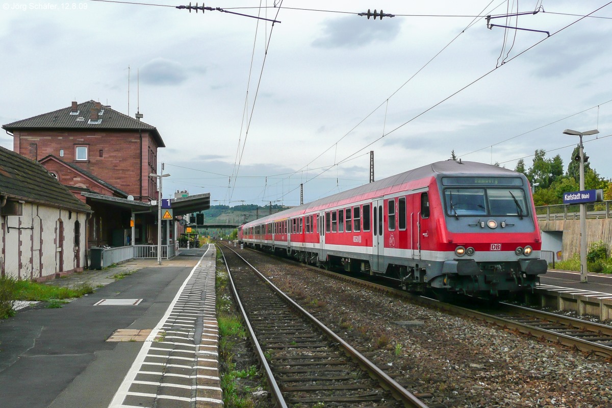 Karlstadt/Main: Am 12.8.09 bestand der RE nach Bamberg aus fünf modernisierten „Silberlingen“ 