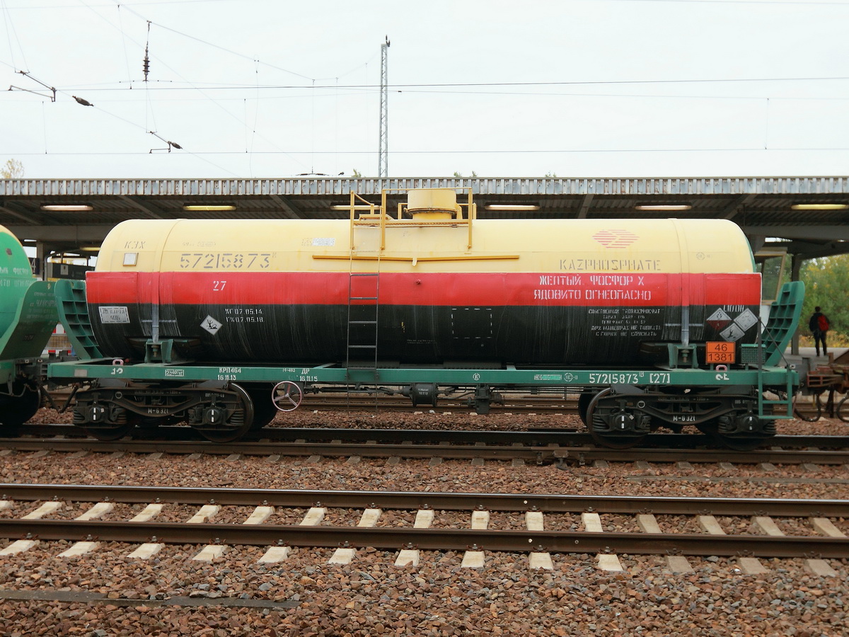 Kasachischen Kesselwagen für den Transport von Phosphor (leer) im Bhf. Flughafen Berlin-Schönfeld am  04. Oktober 2015.