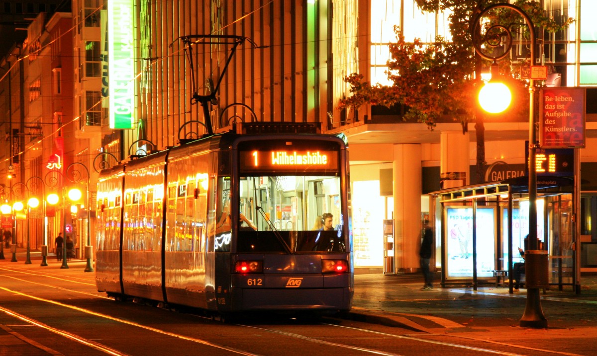 Kassel, Obere Königsstraße, Straßenbahn in der Kasseler Innenstadt.