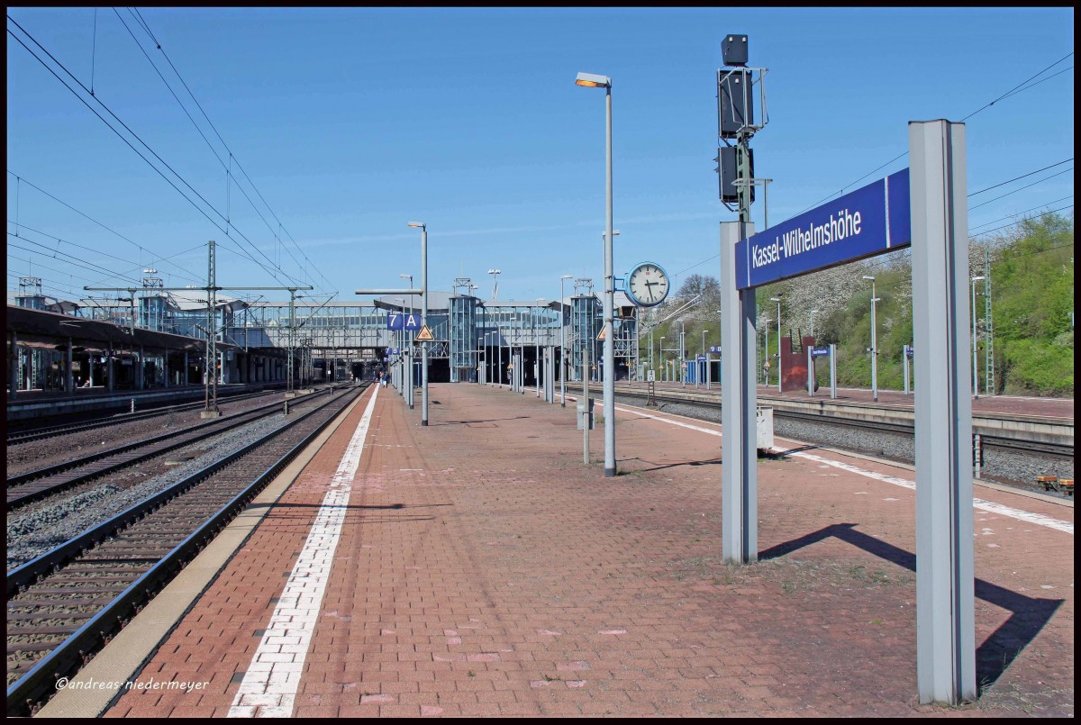  Kassel-Wilhelmshöhe ...auf Gleis 7 starten regelmäßig RE-Züge nach Frankfurt am Main bzw. u.a. Züge der Cantus-Bahn und Regiotrams (20.4.2015).