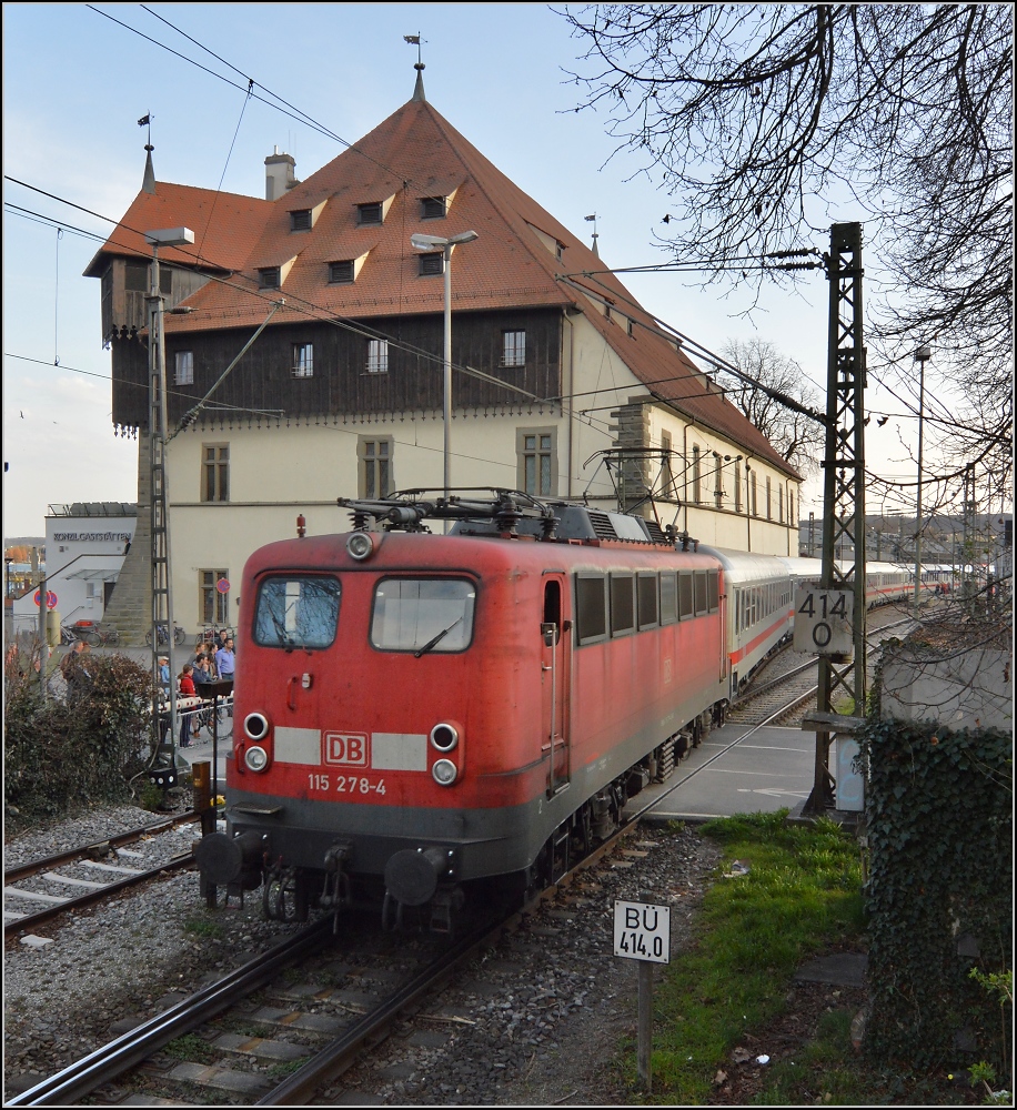 Kasten E10 wieder am Bodensee. Überraschend zieht 115 278 den IC Bodensee zur Abstellung nach Singen. Konstanz, März 2014.