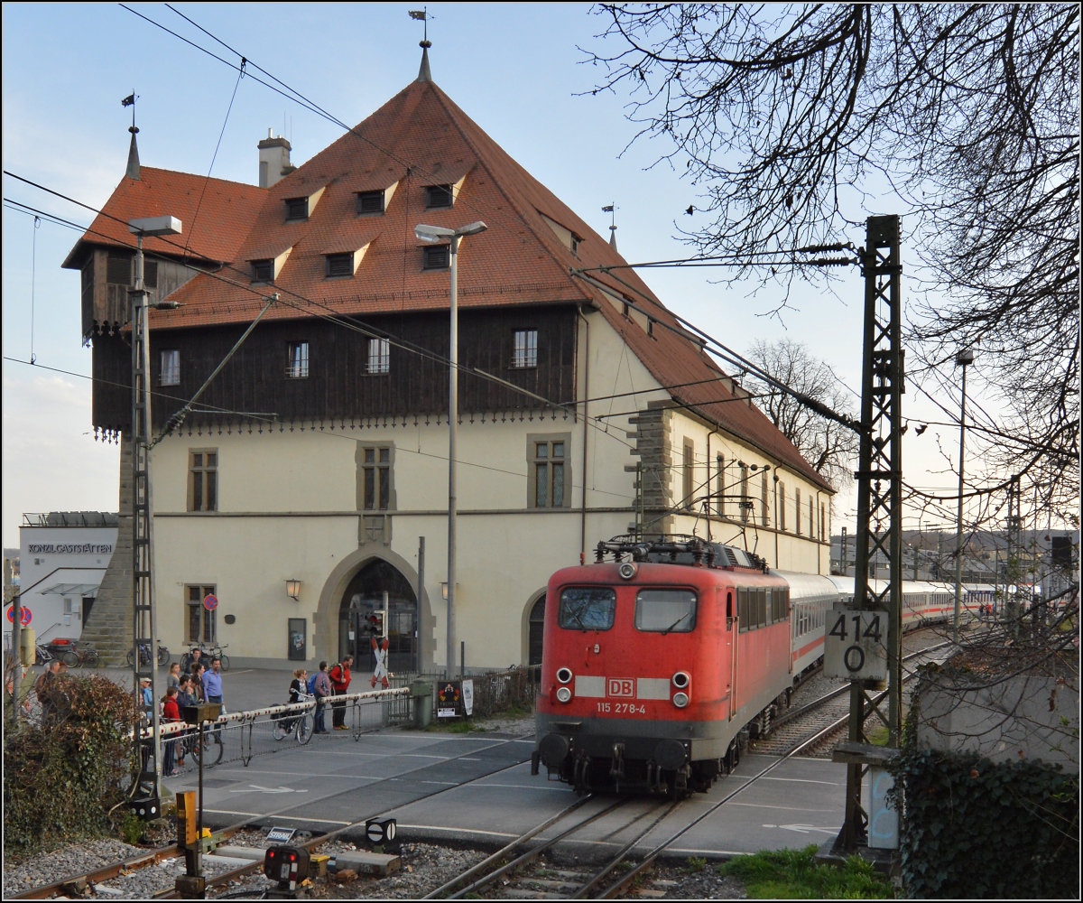 Kasten E10 wieder am Bodensee. Überraschend zieht 115 278 den IC Bodensee zur Abstellung nach Singen. Konstanz, März 2014.