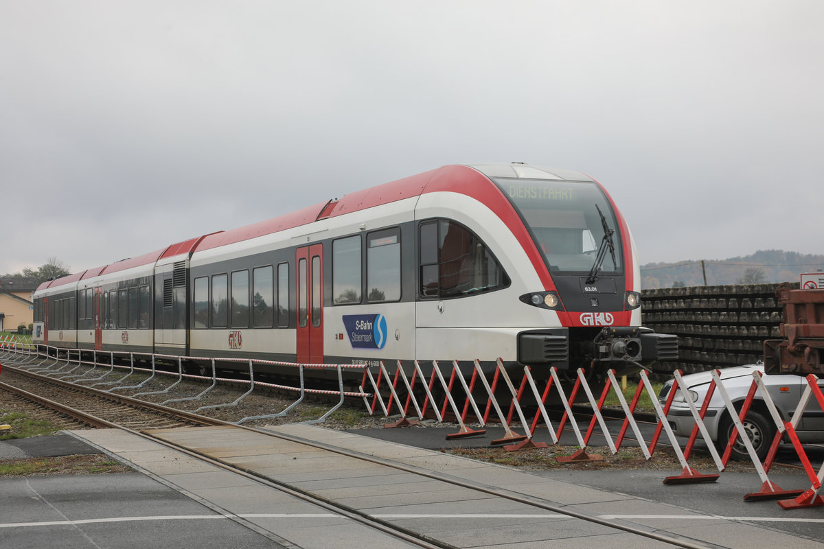 Katastrophal enden meist Kollisionen zwischen Zügen und Auto´s . 
Dieser Ernstfall wurde am gestrigen 9.November in der Halte und Ladestelle Schwanberg beübt . 
5063.01 kam zu diesem Zweck als erster seiner Art in das Anschlussgleis der H-Lst. 