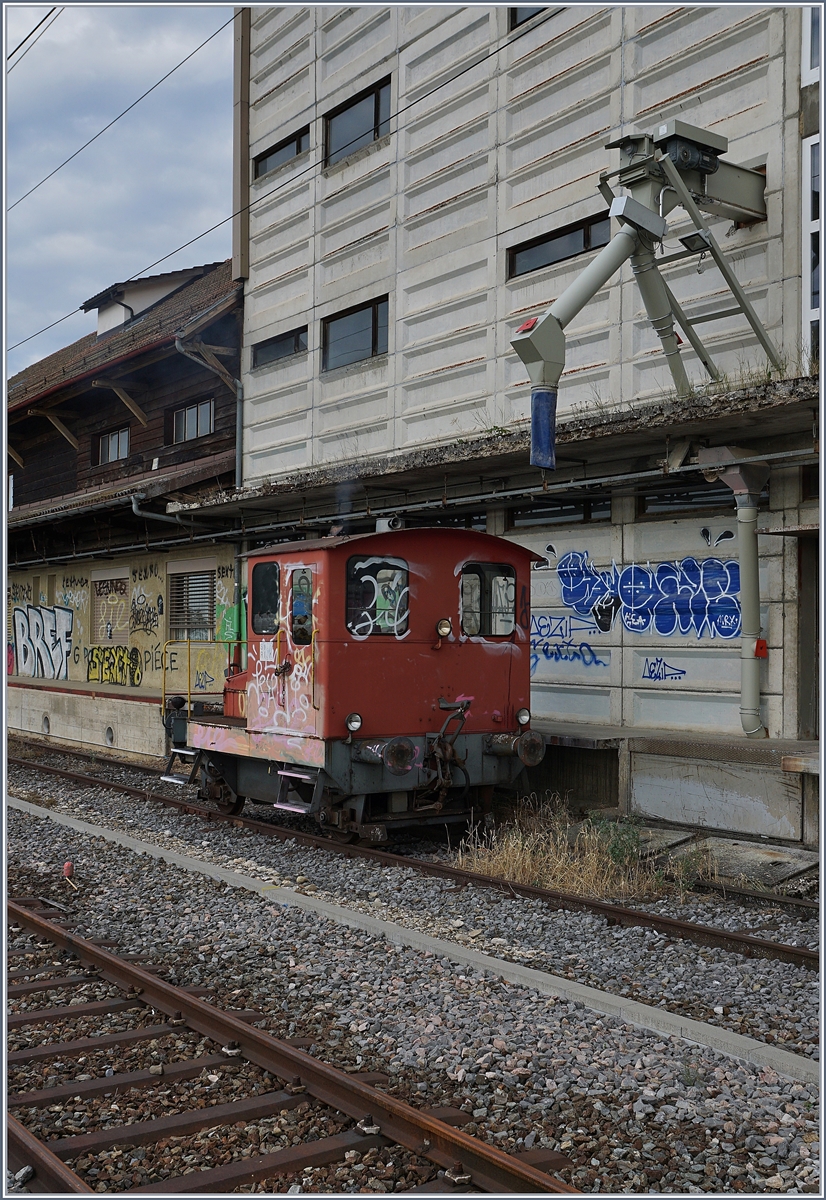 Katzen sollen sieben Leben haben, sagt man;  Spitzmäuse  aber, so denke ich, sind nicht tot zu kriegen. Und der Rauch der dem Tm I entströmt zeigt deutlich, dass diese Spitzmaus noch lebt.

Der Tm I der Landi in Les Hauts-Geneveys wartet auf die Zufuhr von sechs Tagnpps Wagen, welche hier mit Getreide beladen werden und dabei von der Spitzmaus verschoben werden. 

12. August 2020