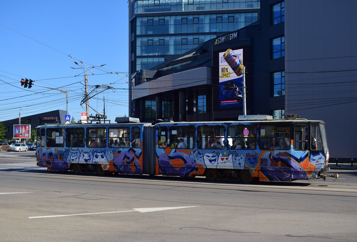 Katzentram Triebwagen 071 steht auf der Strada Gheorghe Doja und wartet an einer Ampel auf Fahrt. Auff�llig ist die bunte Lackierung des Triebwagens. Diese ist nicht foliert sondern tats�chlich lackiert.

Ploiesti 29.07.2026