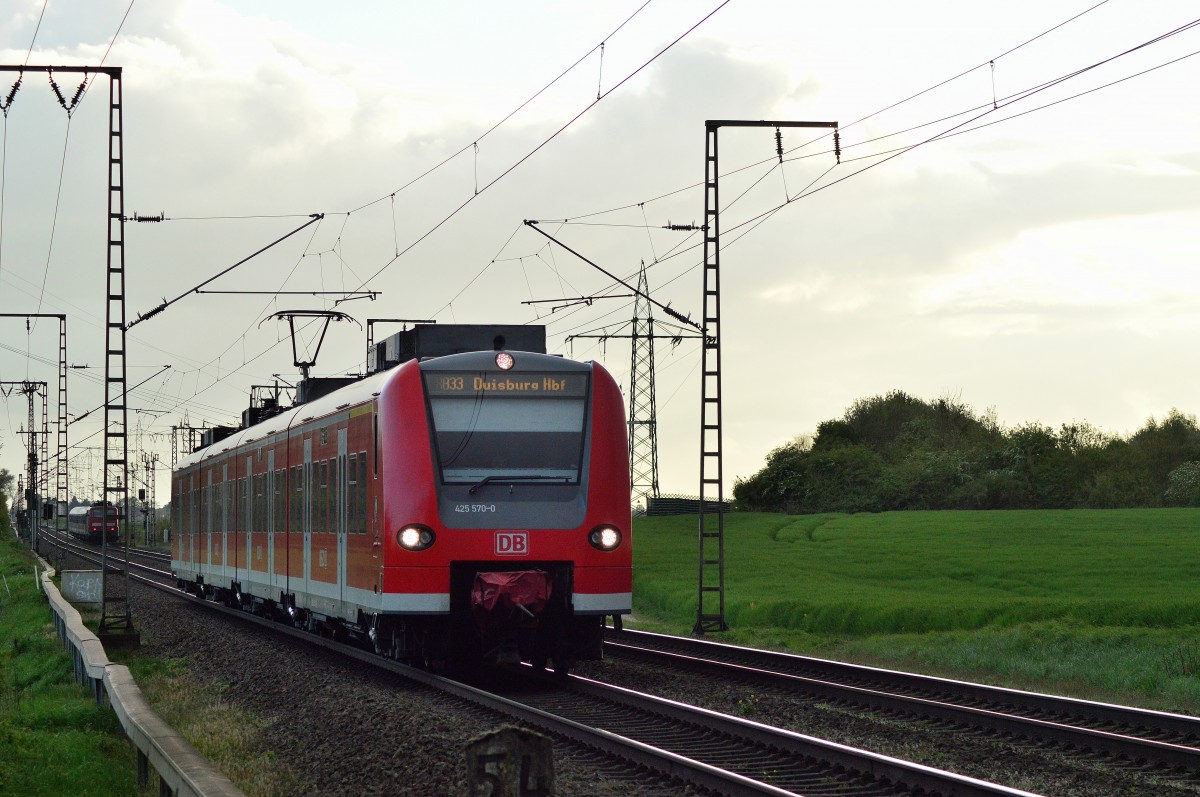Kaum das die 111 155 mit dem RE4 Verstärker nach Aachen durch war, kommt der 425 570-0 als RB 33 an den BÜ Dahler Weg bei Wickrath über die Kbs 485 gen Duisburg fahrend daher. 14.4.2014