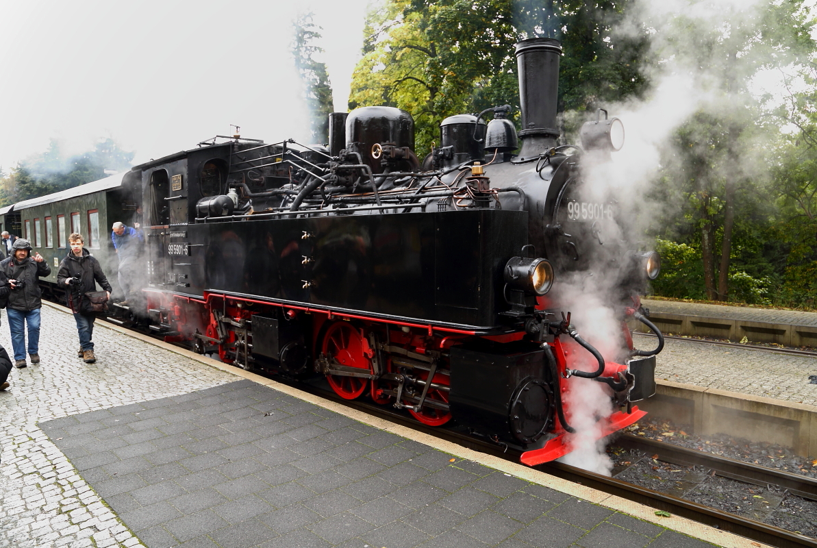 Kaum ist 99 5901 mit ihrem IG HSB-Sonderzug am 17.10.2015 in Drei Annen Hohne eingefahren, eilen auch schon die Fotografen nach vorn, um ein möglichst gutes Aufnahmeplätzchen zu ergattern. Da sind jedesmal flinke Füße gefragt! ;-)