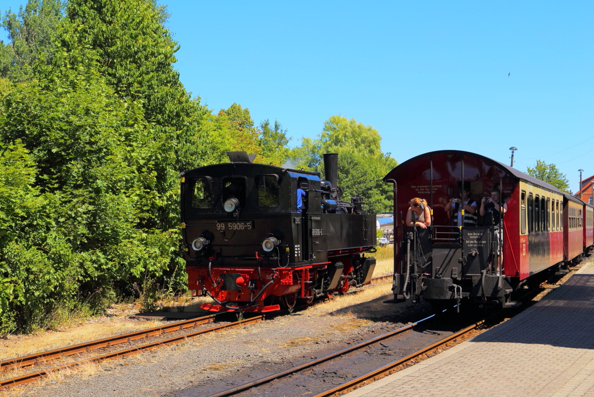 Kaum ist 99 5906 am 07.07.2018 mit ihrem Jubiläumssonderzug in Harzgerode eingetroffen, wird für die Rückfahrt bereits wieder umgesetzt.
