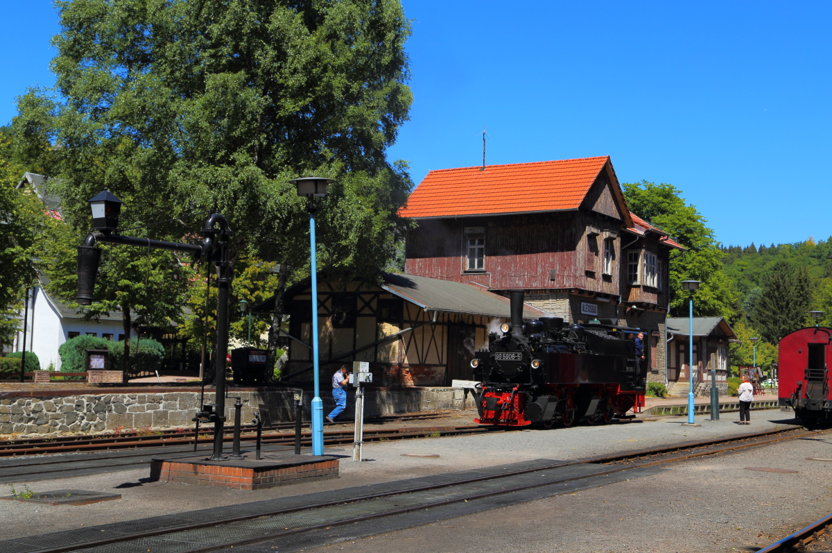 Kaum ist 99 5906 am 07.07.2018, von Harzgerode kommend, wieder im Bahnhof Alexisbad eingetroffen, steht auch schon die nächste Umsetzfahrt an, welche über Gleis 1 erfolgt.
