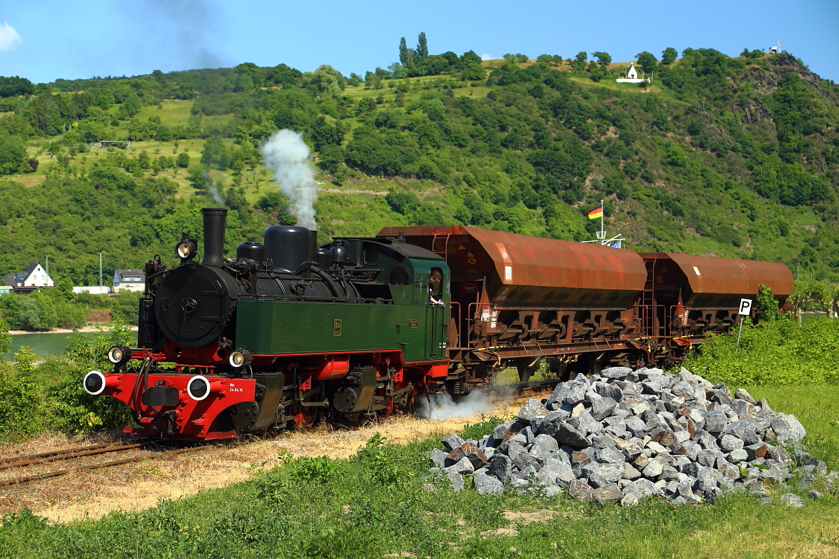 Kaum haben die Fotografen ihrer Bilder im Kasten, setzt sich 11sm mit ihrer Regelspur-Rangiereinheit am 05.06.2015 auch schon wieder in Bewegung und rollt langsam weiter zum nächsten Fotostop. Das Bild entstand in den Brohler Rheinanlagen, während einer Veranstaltung. Vielleicht an dieser Stelle mal eine kurze Erklärung zu den etwas seitwärts versetzten Puffern der Lok: Die  verschobene Lage  derselben ist notwendig, damit sie auf dem Dreischienengleis mit den Puffern der Regelspurwaggons übereinstimmen. Überhaupt verfügt die Lok nur für genannten Zweck über diese Pufferbauart. Für den Betrieb auf der eigentlichen Brohltalbahn sind sie nicht erforderlich, da dort Mittelpuffer zum Einsatz kommen. Ich finde aber, dass sie dem Gesicht der Maschine recht gut stehen. ;-)