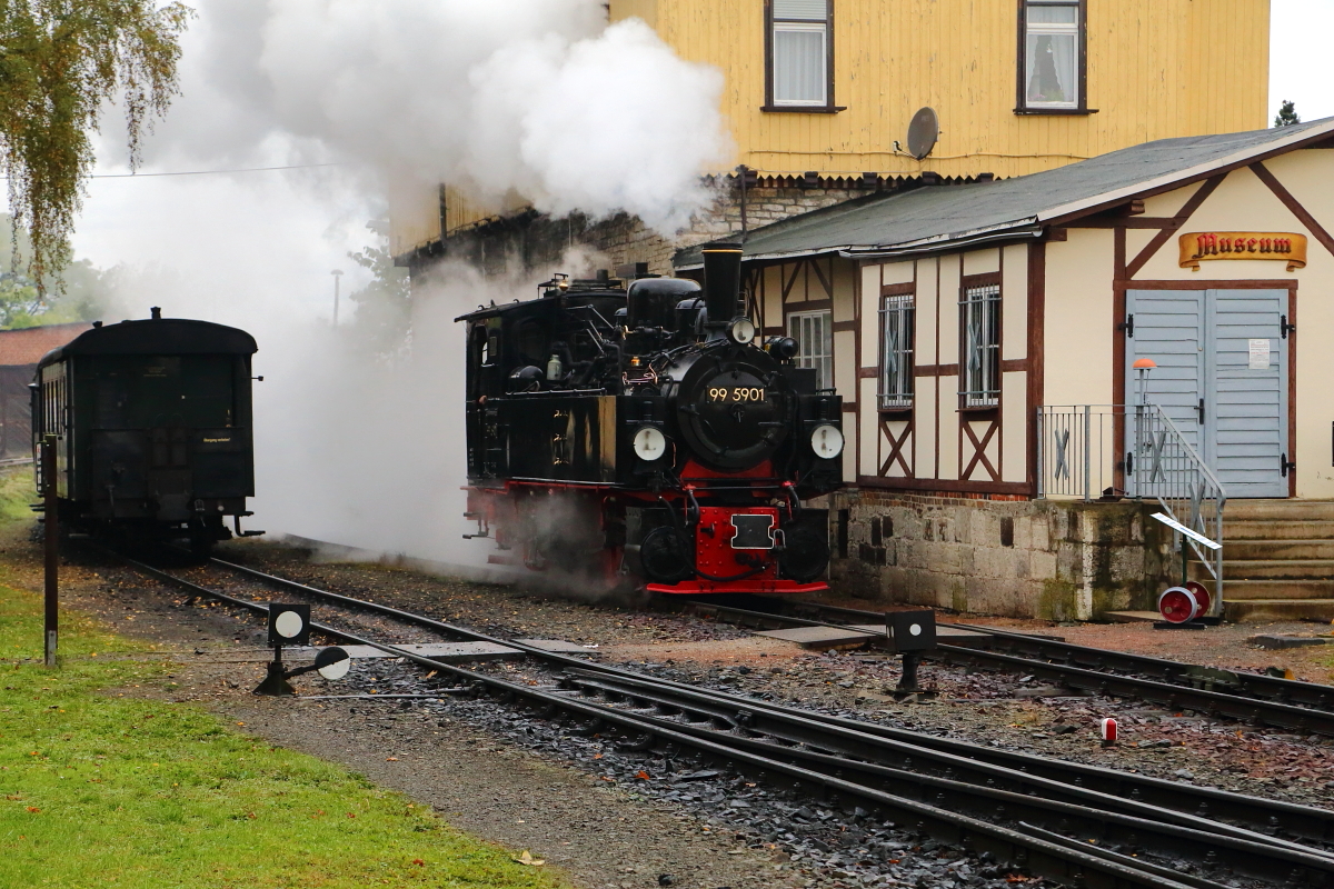 Kaum hat 99 5901 am 23.10.2016 ihren IG HSB-Sonderzug aus der Abstellung im Bahnhof Gernrode geholt und ihn am ehemaligen Bahndienstgebäude geparkt, flitzt sie auch schon hurtig ans andere Ende des Zuges, um ihn dann endgültig am Bahnsteig zur Abfahrt bereitstellen zu können. Eile tut not, denn die planmäßige Abfahrtszeit ist bereits um 10 Minuten überschritten!