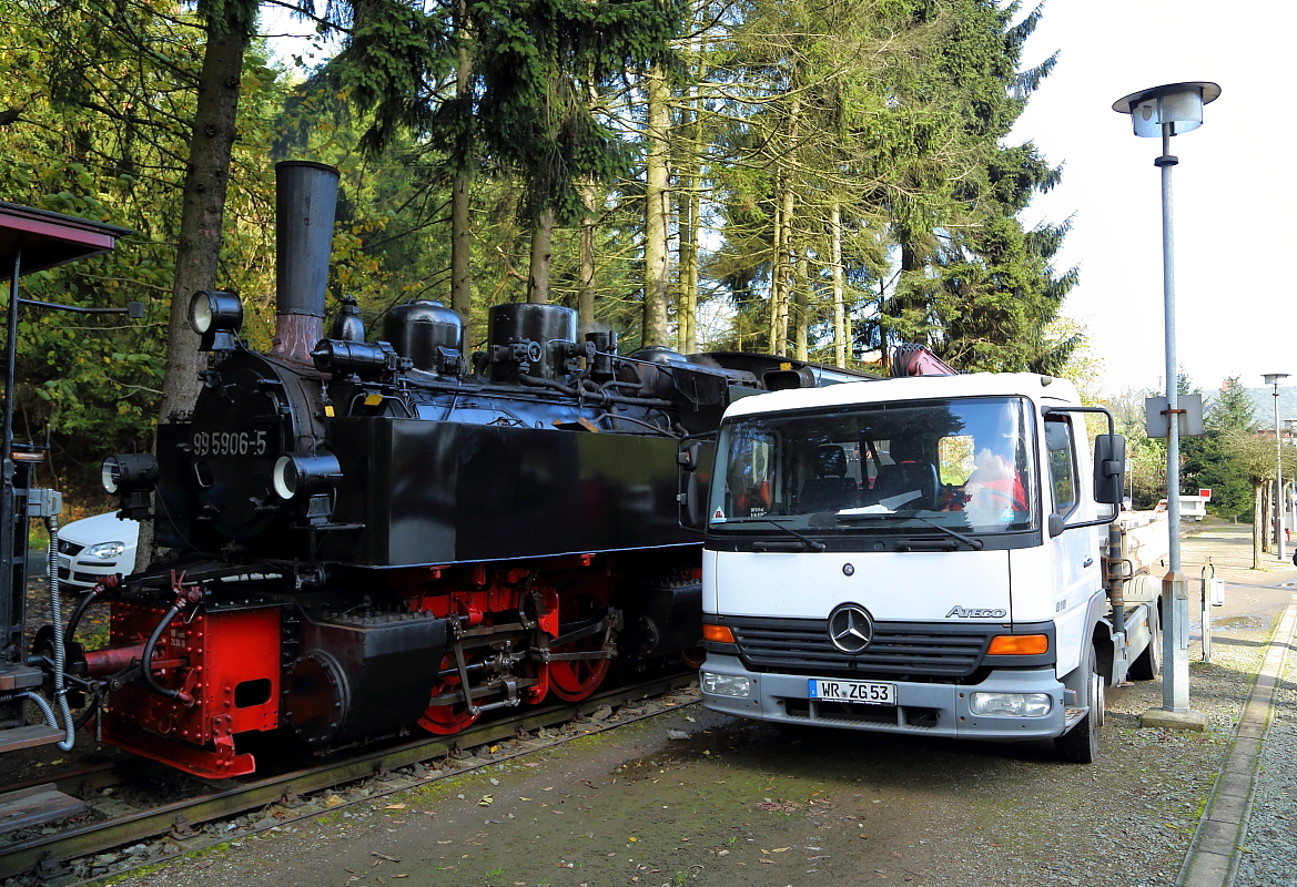 Kaum hat 99 5906 am 17.10.2014 nach ihrer Brockenfahrt mit einem IG HSB-Sonderzug den Bahnhof Drei Annen Hohne erreicht, steht am Gleis 4 schon der HSB-LKW bereit, um die Lok mit Kohle zu versorgen.