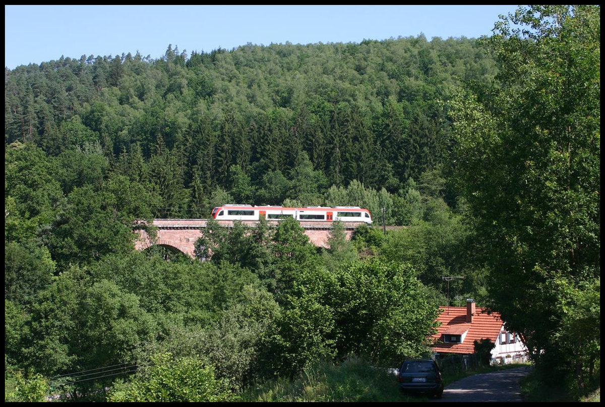 Kaum noch ist von der parallel vorbei führenden Straße aus der schöne Viadukt bei Kailbach zu erkennen. Über die Baum Wipfel hinweg kann man hier am 7.11.2006 gerade noch den nach Frankfurt am Main fahrenden VIAS VT 110 erkennen. 