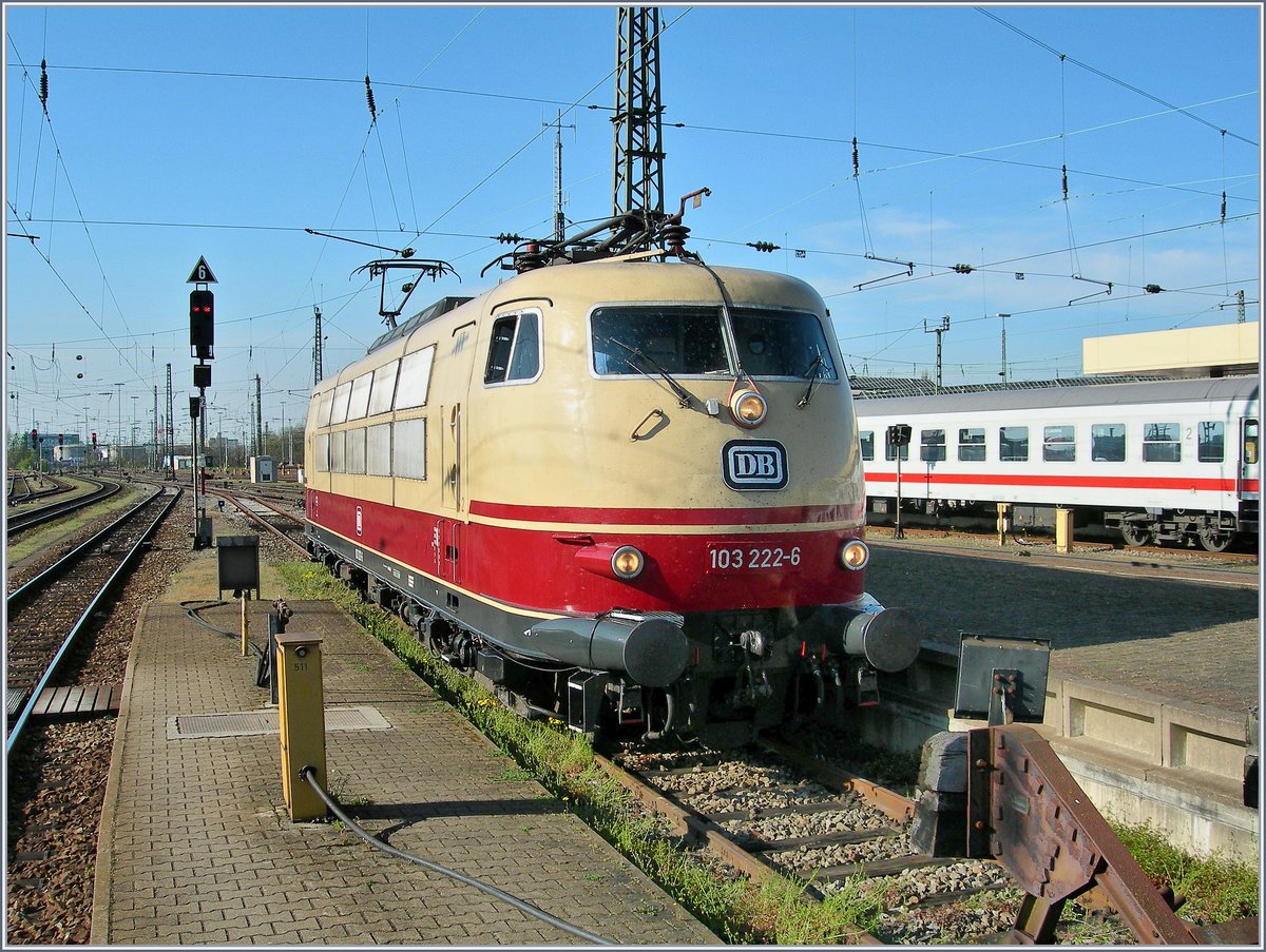 Kaum ist Ostern vorbei und schon ist Weihnachten und Geburtstag und berhaupt...
Welch berraschendes Geschenk, eine E 103 vor die Kamera zu bekommen! Hier die E 103 222-6 in Basel Bad. Bf. am 10. April 2007