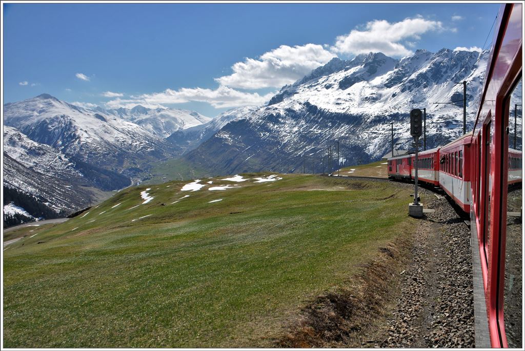 Kaum ist der Schnee weg am Nätschen, wachsen die Krokusse. Blick aus dem Regio nach Disentis in Richtung Urserental und Furkapass. (04.05.2016)