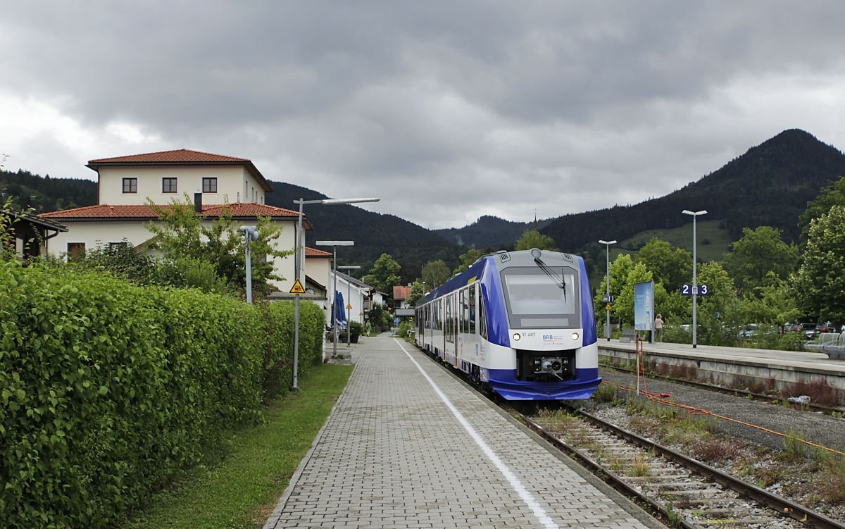 Kaum sind die LINT 54 auf den Oberlandstrecken von München nach Lenggries/Tegernsee/Bayrischzell im Einsatz, hagelt es schon Proteste: Nicht nur das Quietschen in engen Kurven, vor allem in Gmund am Tegernsee, wird bemängelt, sondern auch die fehlende Barrierefreiheit. Wie auf dieser Aufnahme des VT 487 in Schliersee (16.07.2020) zu erkennen ist, haben die Bahnsteige im Oberland eine Höhe von 76 cm (rechts im Bild), die zur Spaltüberbrückung zwischen Bahnsteig und Fahrzeug notwendigen ausfahrbaren Trittstufen der Triebwagen sind allerdings für 55 cm ausgelegt – ein unüberwindbares Hindernis für Rollstuhlfahrer. Die Verantwortlichen versuchen zu beschwichtigen und versichern, man könne sich über den Kundenservice bis zum Vorabend der Fahrt anmelden, es solle aber auch “ganz spontan und ohne Voranmeldung“ gehen. Bei der Bestellung der Züge 2018 hieß es im „Miesbacher Merkur“: „Die zweiteiligen Züge haben eine an die Bahnhöfe im BOB-Netz angepasste Einstiegshöhe von 73 Zentimetern …“. Damit war aber wohl die Höhe im Einstiegsbereich des Fahrzeuges gemeint, nicht aber die ausfahrbaren Stufen. Ebenso unglücklich ist der Zugang vom Einstiegsbereich zum im Niederflurbereich gelegenen Platz für Rollstühle – viel zu steil. Da die LINT auch in einer Version für Bahnsteighöhen von 76 cm lieferbar sind, frage ich mich schon, was in den Köpfen der Besteller vor sich gegangen ist und denke unwillkürlich an das Desaster bei der Umstellung auf die Integral zurück…