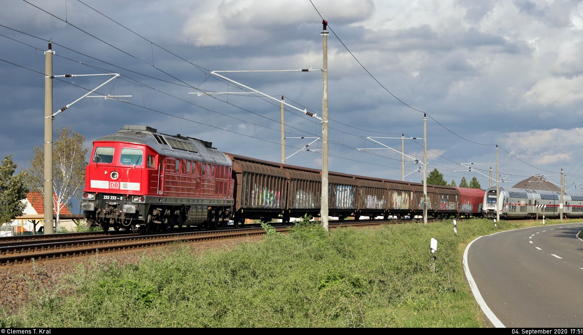 Kaum ist der umgeleitete IC2 in Amsdorf verschwunden, taucht ein Schiebewandzug mit 233 233-6 (232 233-7 | 132 233-8) aus der Gegenrichtung auf.

🧰 DB Cargo
🚩 Bahnstrecke Halle–Hann. Münden (KBS 590)
🕓 4.9.2020 | 17:51 Uhr