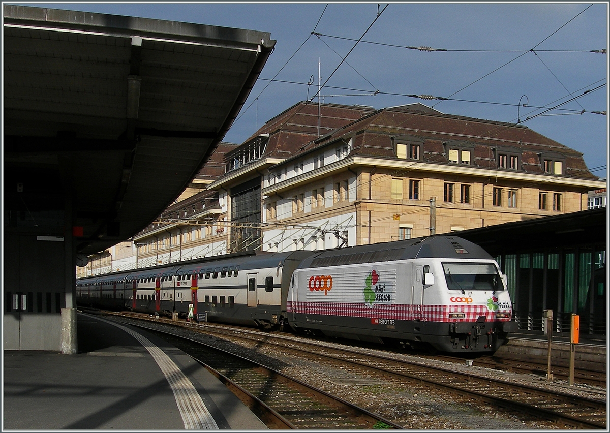 Kaum war die  MIGORS  Re 460 080-5 Richtung Wallis abgefahren, tauchte auch schon das Coop  Tischtuch  in Form der Re 460 063-9 mit dem IR nach Luzern in Lausanne auf.
12. Okt. 2014