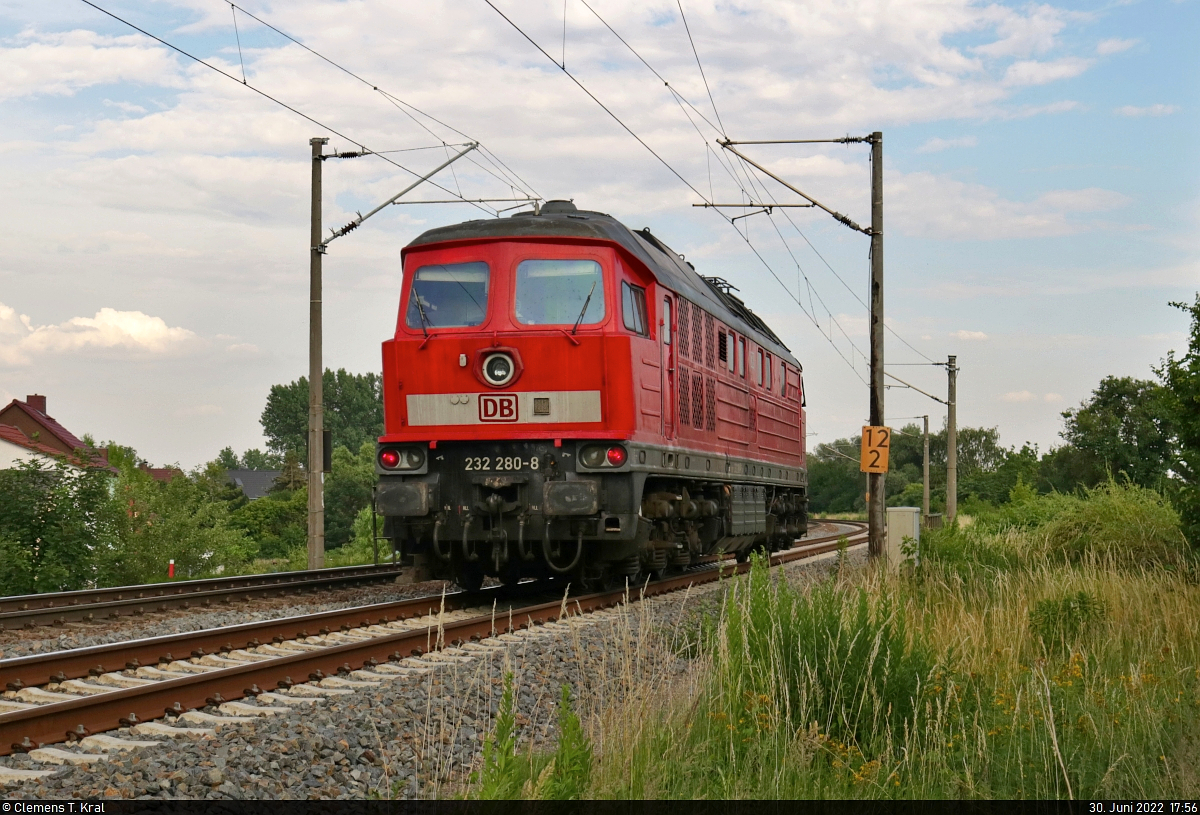 Kaum war in Zscherben der letzte Wagen eines entgegenkommenden Güterzuges weg, kommt 232 280-8 (132 280-9) als Tfzf Richtung Halle (Saale) vorbei. Ein Nachschuss war noch drin.

🧰 DB Cargo
🕓 30.6.2022 | 17:56 Uhr