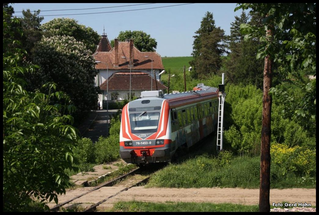Kaum wieder zu erkennen ist dieser ehemalige Triebwagen der DB der Baureihe 614!
Die CFR hat die Frontpartie neu gestaltet und dadurch das Aussehen des Fahrzeugs total verändert. Als 76-1453-0 konnte ich den VT am Haltepunkt Ocna Bai am 18.5.2015 auf der Fahrt nach Sibiu ablichten.