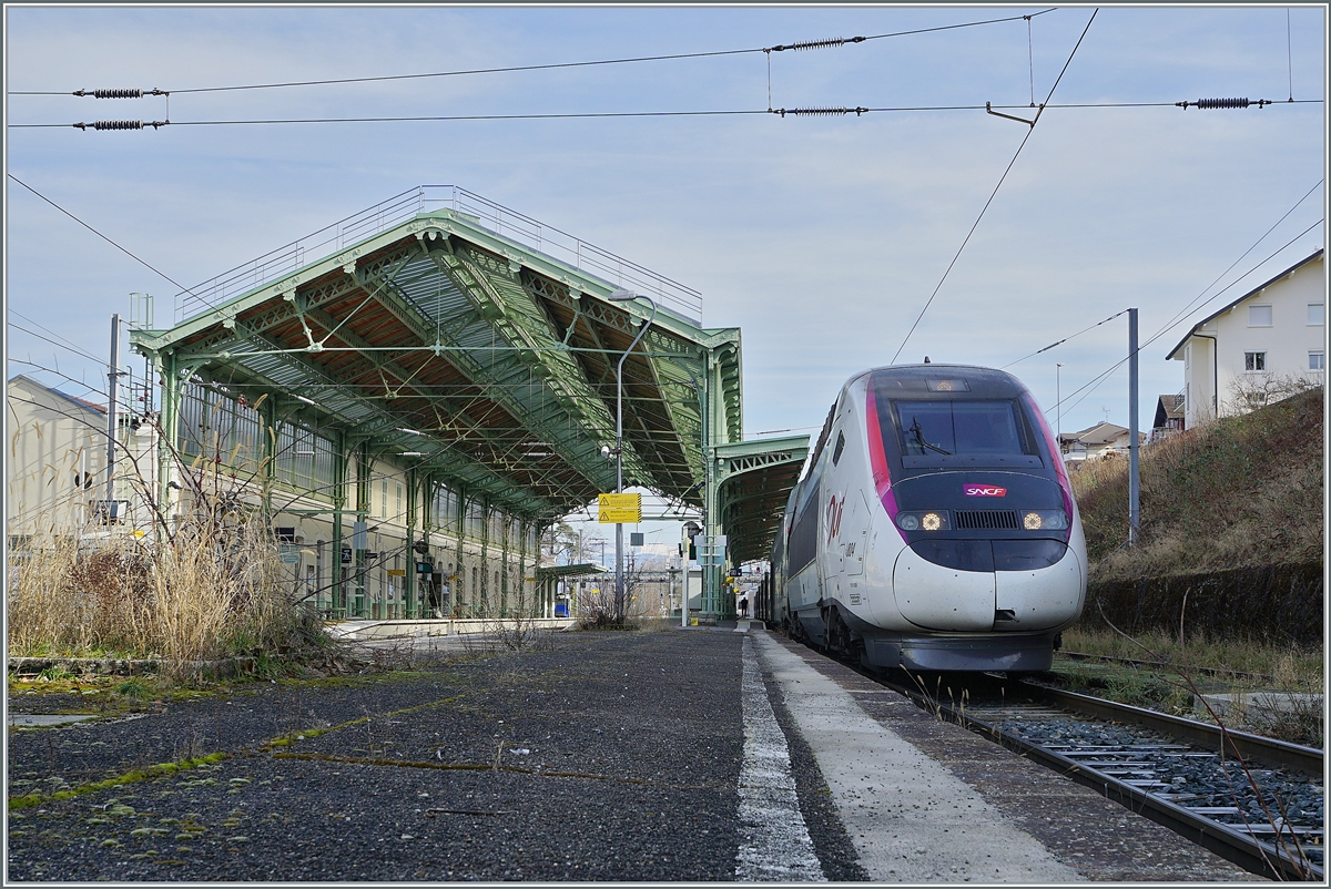 Kaum zehn Kilometer weiter westlich, in Evian les Bains lautet die Antwort auf die beim vorher gezeigten Bild gestellte Frage:  Der nächste Zug ist der inoui TGV 6504 um 13:18 nach Paris Gare de Lyon, bestehend aus dem Euroduplex Rame 804.  

12. Februar 2022