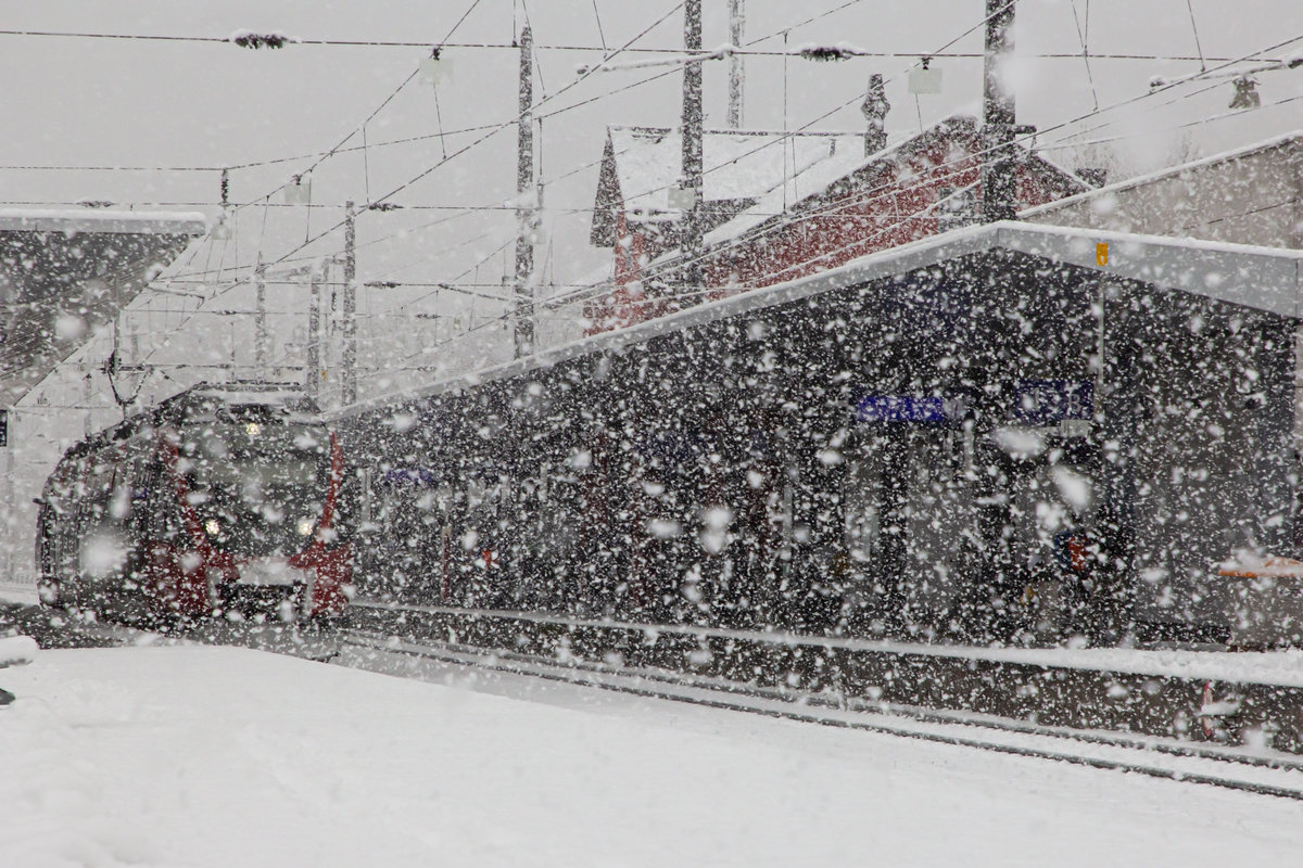 Kaum zu erkennen ist 4024 054-1 beim Halt in Dornbirn. 14.01.21
