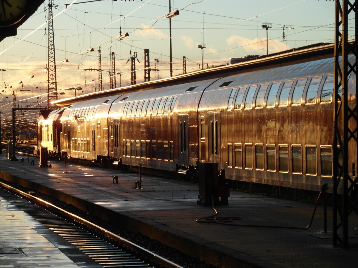 Kaum zu erkennen aber es ist 245 016 mit RE nach Stockheim.
Nach heftigem Unwetter in Frankfurt Hbf am 14.01.2015