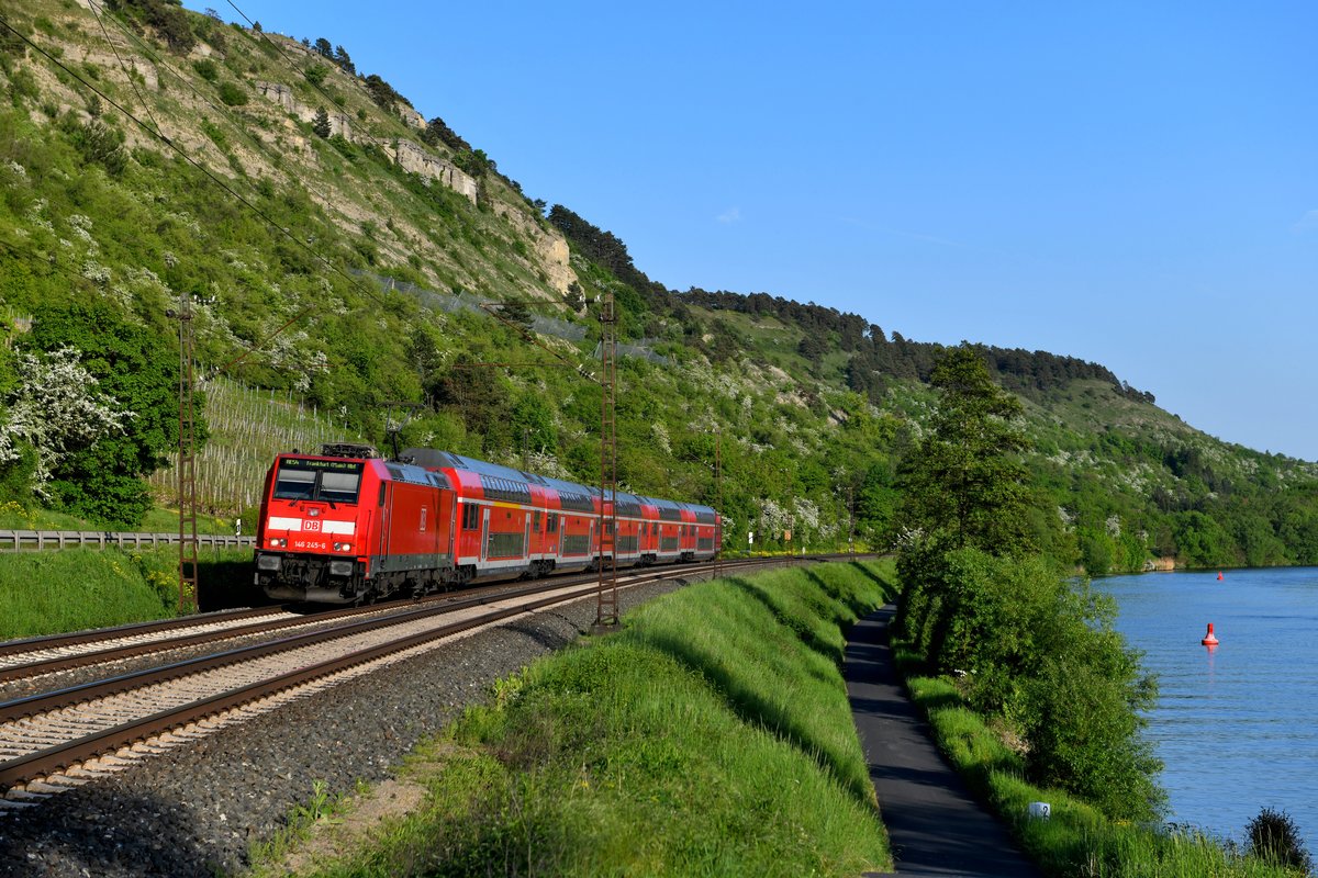 Kaum zu glauben, aber diese Aufnahme ist schon historisch. Lokbespannten Regionalverkehr im Maintal gibt es seit einigen Wochen nicht mehr, inzwischen wurden die Regional Express Züge zwischen Würzburg und Frankfurt am Main komplett auf die Treibzüge der Baureihe 445 umgestellt. Am Abend des 05. Mai 2018 konnte ich bei Gambach noch die 146 245 mit ihrem RE 4628 bei flotter Fahrt am Main entlang dokumentieren. 